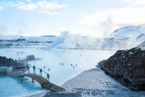 Badegäste in der Blauen Lagune in Island