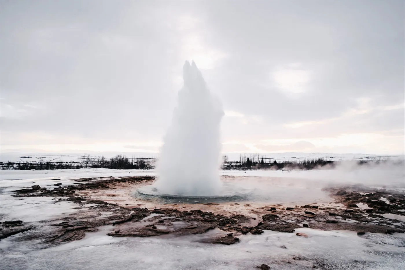 Der Geysir Strokkur bricht im Winter im Geothermalgebiet Haukadalur aus