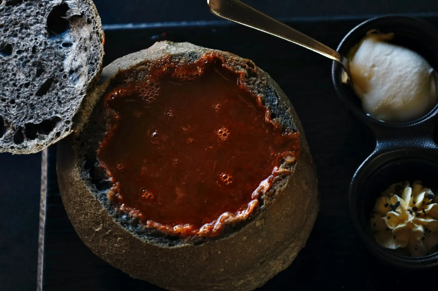 Suppe im ausgehöhlten Brotlaib, serviert in einem Restaurant in Vík