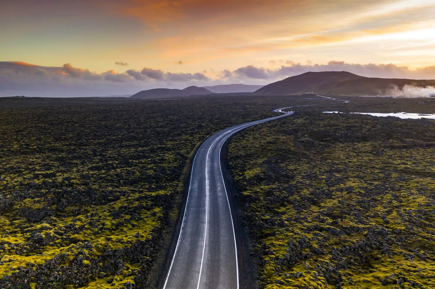 Straße durch ein moosbedecktes Lavafeld auf Reykjanes
