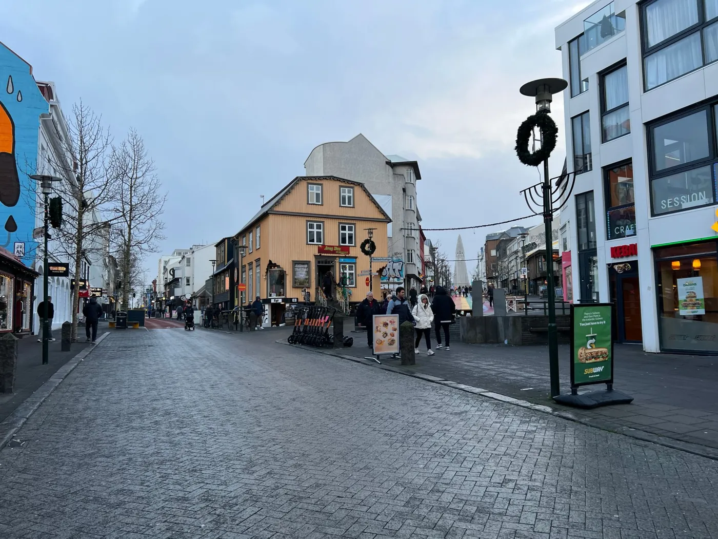 Einkaufsstraße Laugavegur in Reykjavík mit Geschäften und Passanten