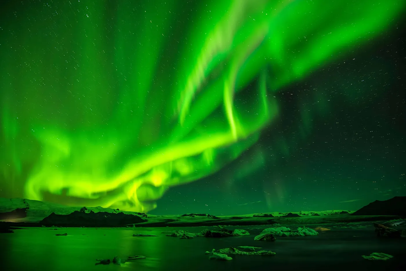 Nordlichter über einer Lagune in Island