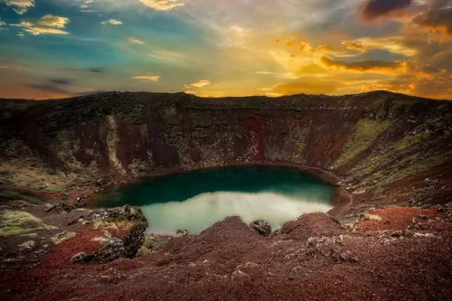Kratersee Kerið mit roten Kraterwänden