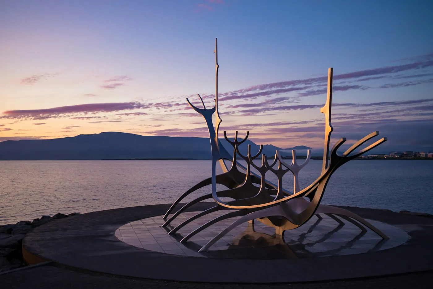 Die Stahlskulptur Sólfar (Sun Voyager) an der Uferpromenade von Reykjavík bei Sonnenuntergang