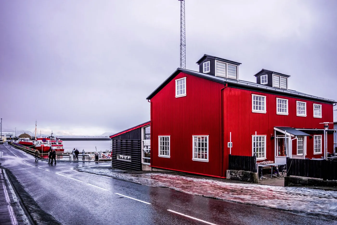 Rotes Holzhaus am Alten Hafen von Reykjavík an einem regnerischen Tag