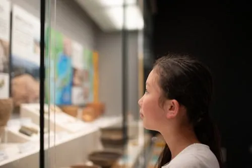 Besucherin betrachtet eine Ausstellung
