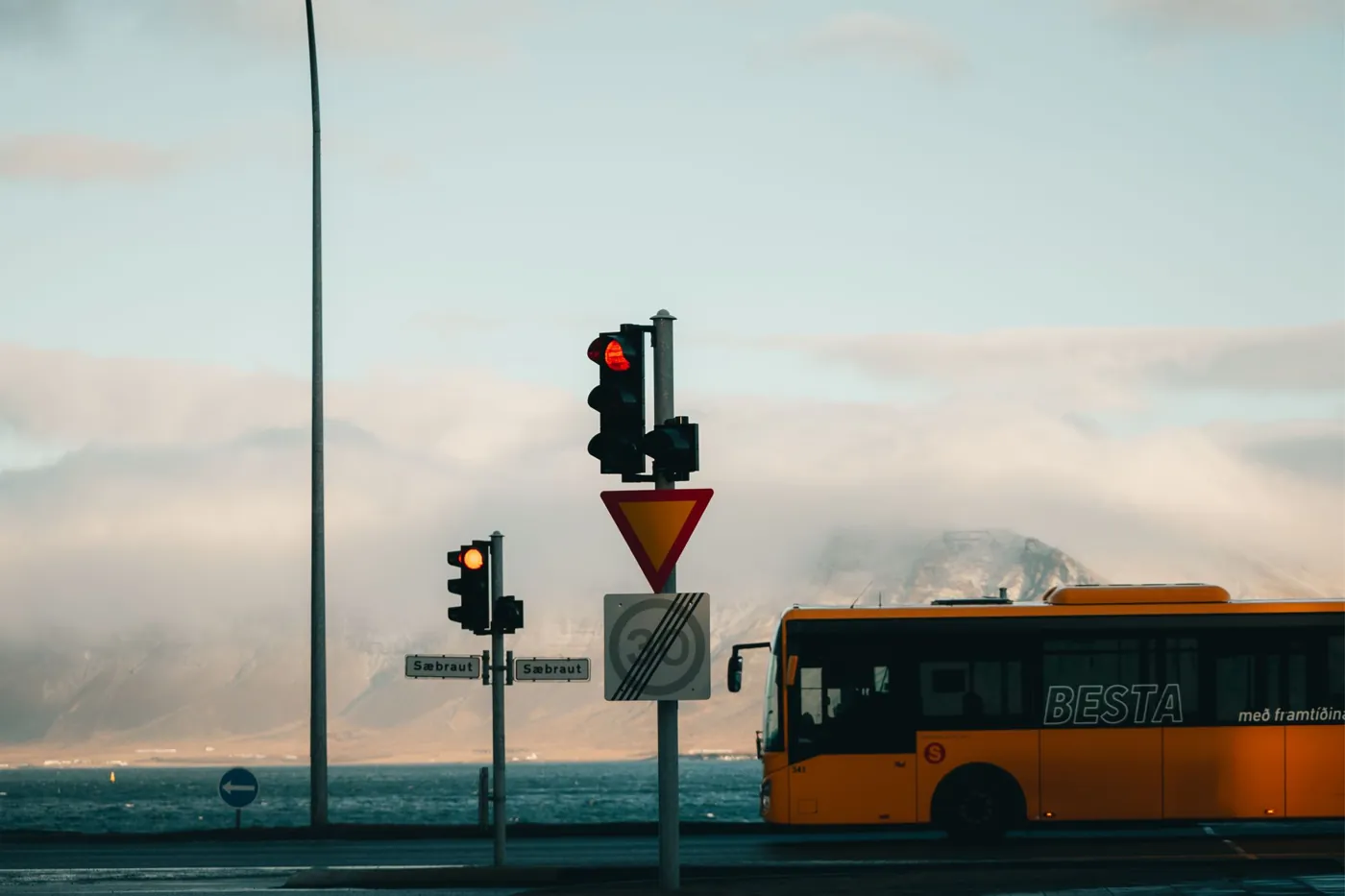 Stadtbus von Strætó an der Küstenstraße in Reykjavík