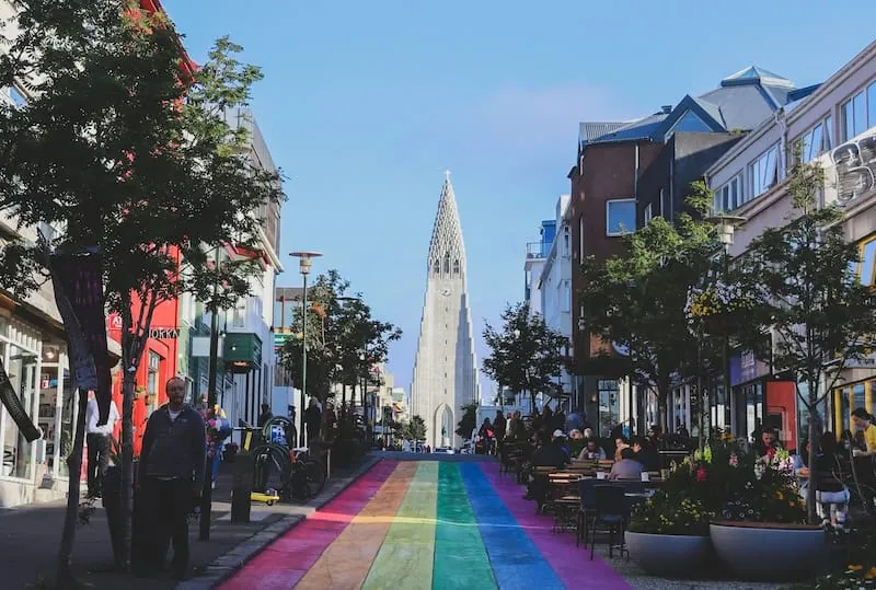 Blick über die Regenbogenstraße Skólavörðustígur hinauf zur Hallgrímskirkja