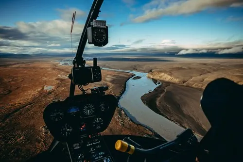Blick aus dem Helikopter auf einen Fluss im isländischen Hochland