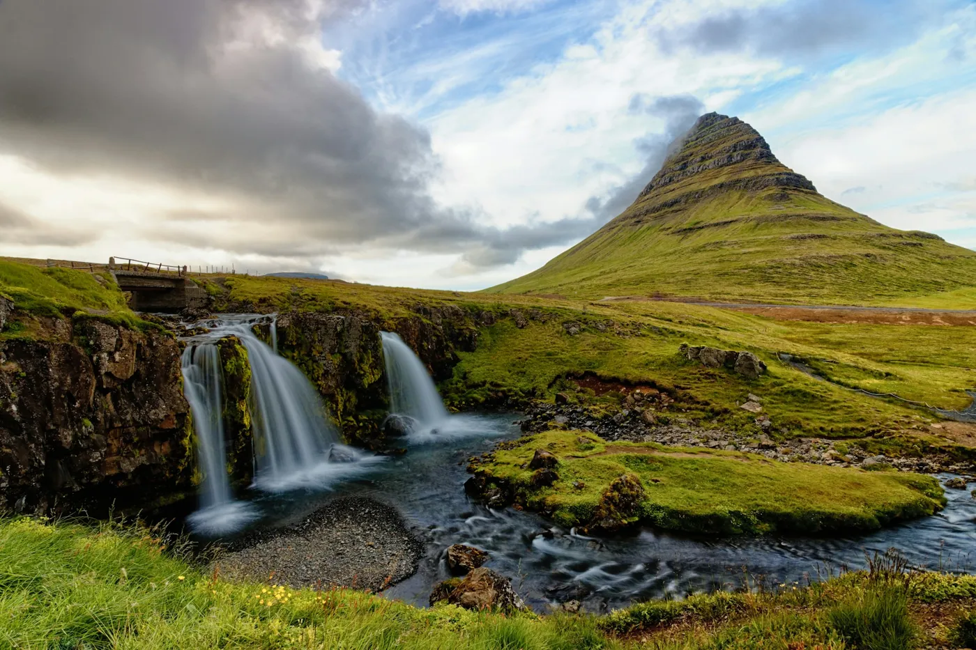 Berg Kirkjufell mit dem Wasserfall Kirkjufellsfoss auf Snæfellsnes