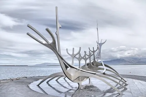 Skulptur Sólfar an der Uferpromenade von Reykjavík