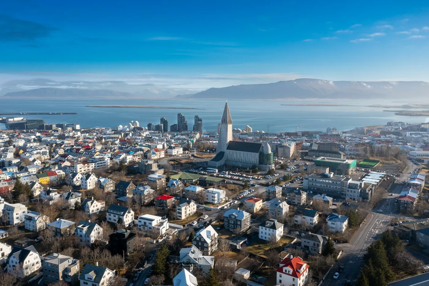 Luftbild von Reykjavík mit Hallgrímskirkja, Bucht und dem Berg Esja