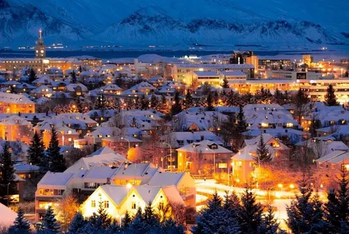 Beleuchtetes Reykjavík im Winter