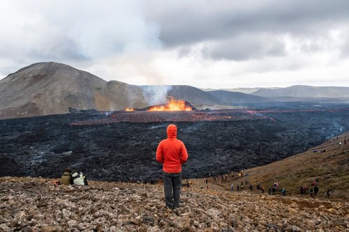 Tourist Besuch des Vulkanausbruchs von Fagradalsfjall in Island
