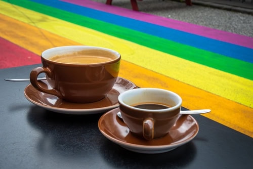 2 Kaffeetassen an der Regenbogenstraße in Reykjavik