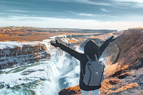 Freiheitstouristin mit Blick auf den Gullfoss Wasserfall