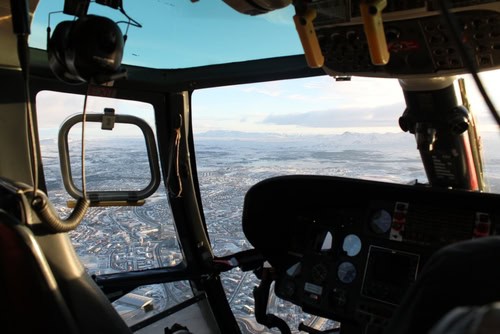 Aussicht auf Reykjavik und die umliegenden Berge vom Cockpit eines Hubschraubers