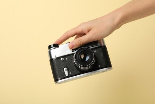 Retro Kamera auf gelbem Hintergrund