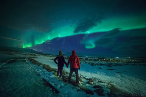 Paar beobachtet Nordlichter