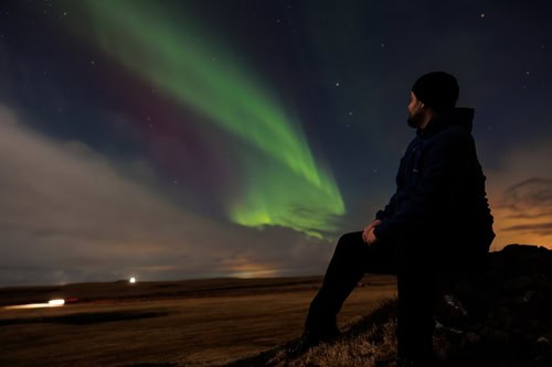 Reisender beobachtet Nordlichter