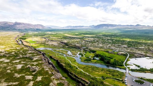 Spektakuläre Sumpflandschaft mit Flüssen und grünen Flächen in Island.