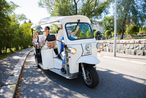 Eine Gruppe von Touristen in einem Tuk Tuk